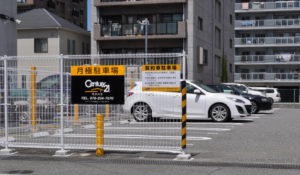 フェンスに駐車場看板を設置した場合