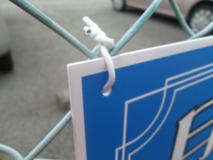 駐車場看板を設置したビニール被膜針金