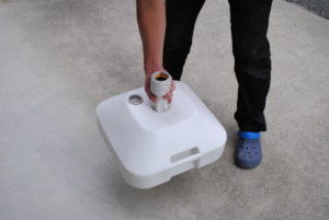 注水型のぼり立て台の持ち方