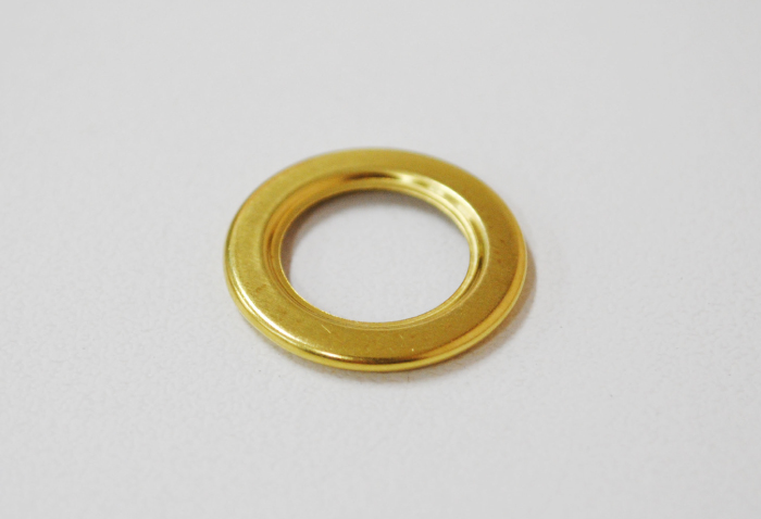 金色のハトメ