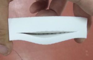 切り込みが入った緩衝材