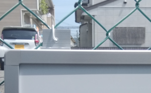 アルミ枠を金網フェンスに取り付けた状態