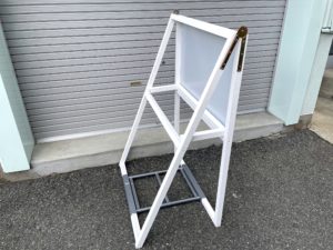 脚付木枠スタンドを後ろからみたところ