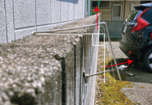 看板フック設置悪い例