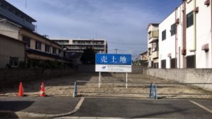 視認性の高い分譲看板