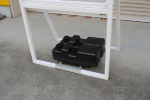 注水式ウエイト置き台の上に重石を置いて使用可能です